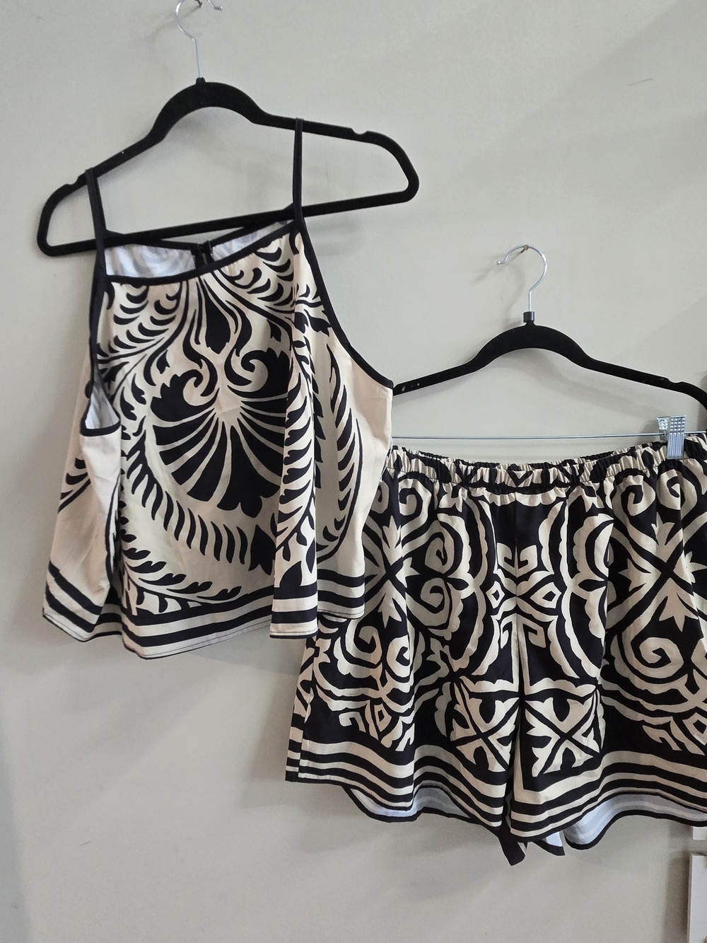 Plus Size 2 Piece Tropical Print Set 2X Black Cream Cold Shoulder Top & Shorts